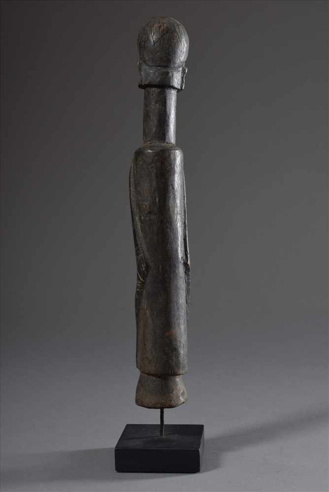 Männliche Figur der Chamba/Nigeria mit angelehnten Armen und betontem Bauchnabel sowie abstraktem - Image 3 of 5