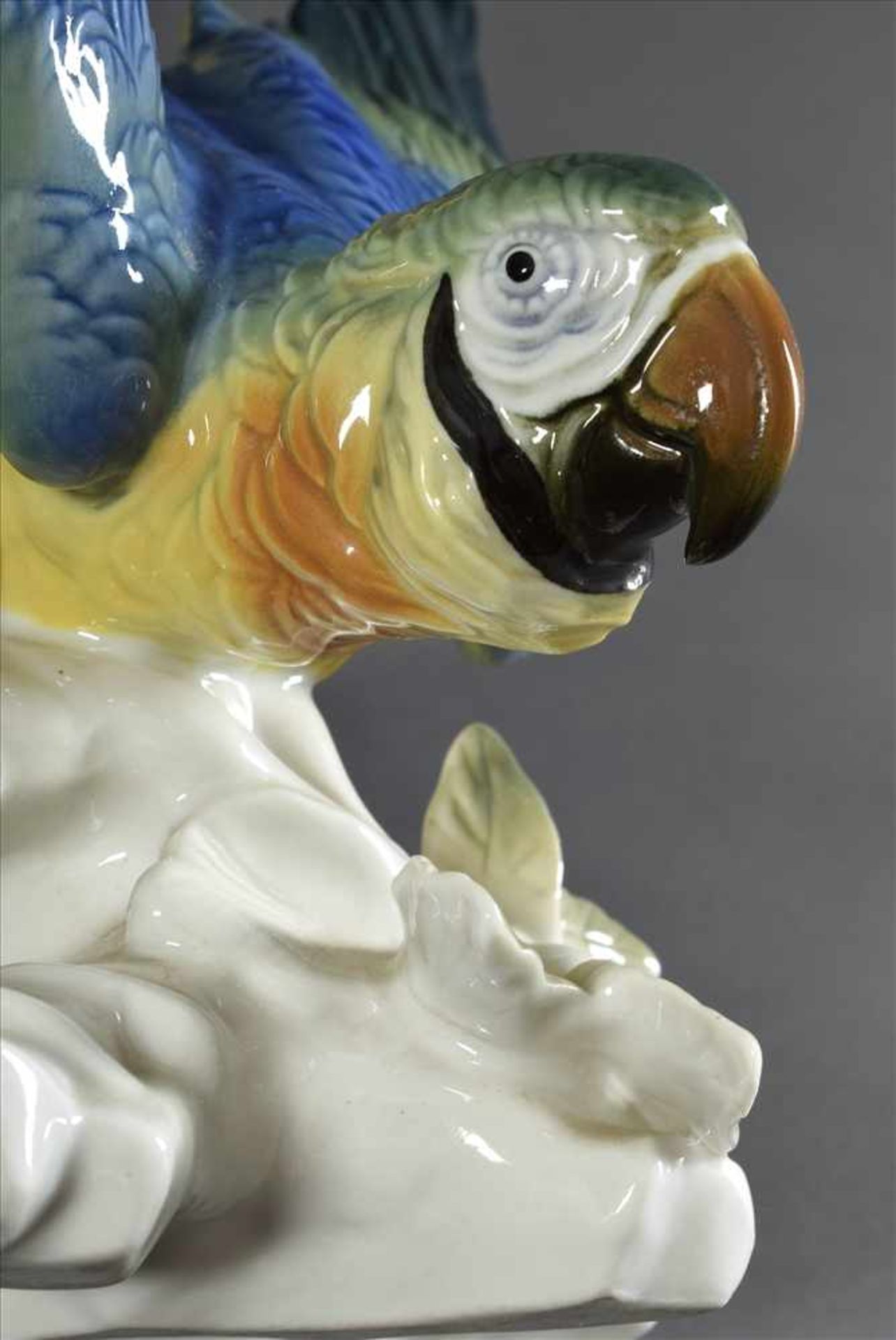 Ens Porzellan "Papagei mit gespreizten Flügeln auf Ast", farbig staffiert, Modellnr. 7118, H. - Bild 3 aus 5