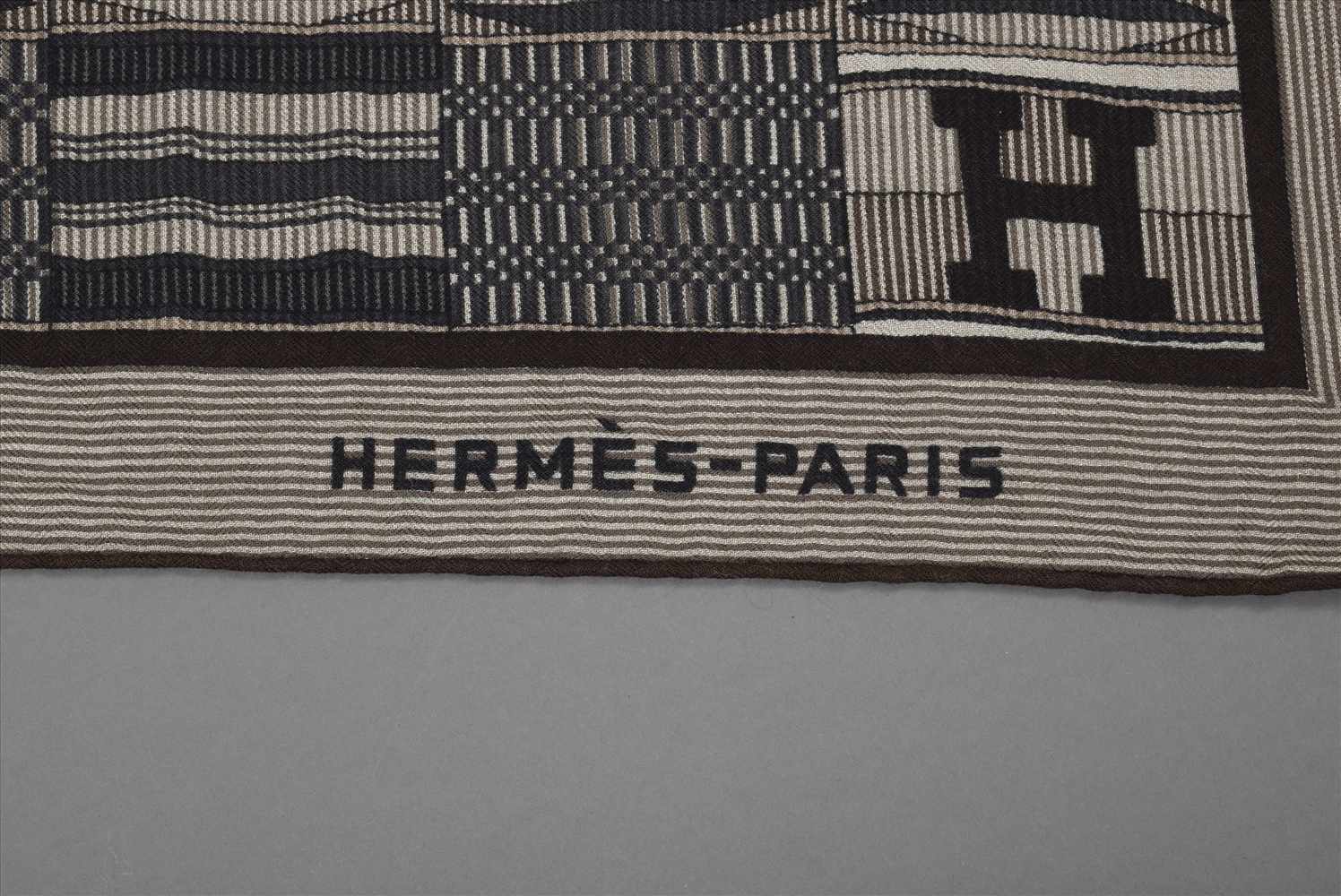 Hermès Schal in Erdtönen mit graphischem Logomuster "H", 65% Kaschmir/35% Seide, 135x135cm, in - Image 3 of 3