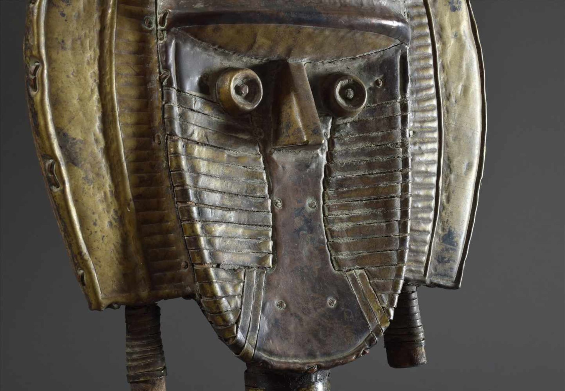 Reliquiar-Wächterfigur "mbulu-ngulu" oder "mwete" der Kota/Gabun, Holz, Kupferblech und Nägel, H. - Image 4 of 5