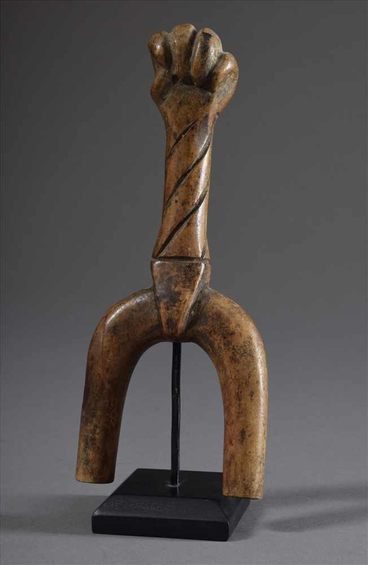 Amulett "Faustfeige", Holz geschnitzt auf Sockel, L. 21,5cmAmulet "Fistfig", wood carved on base, L.
