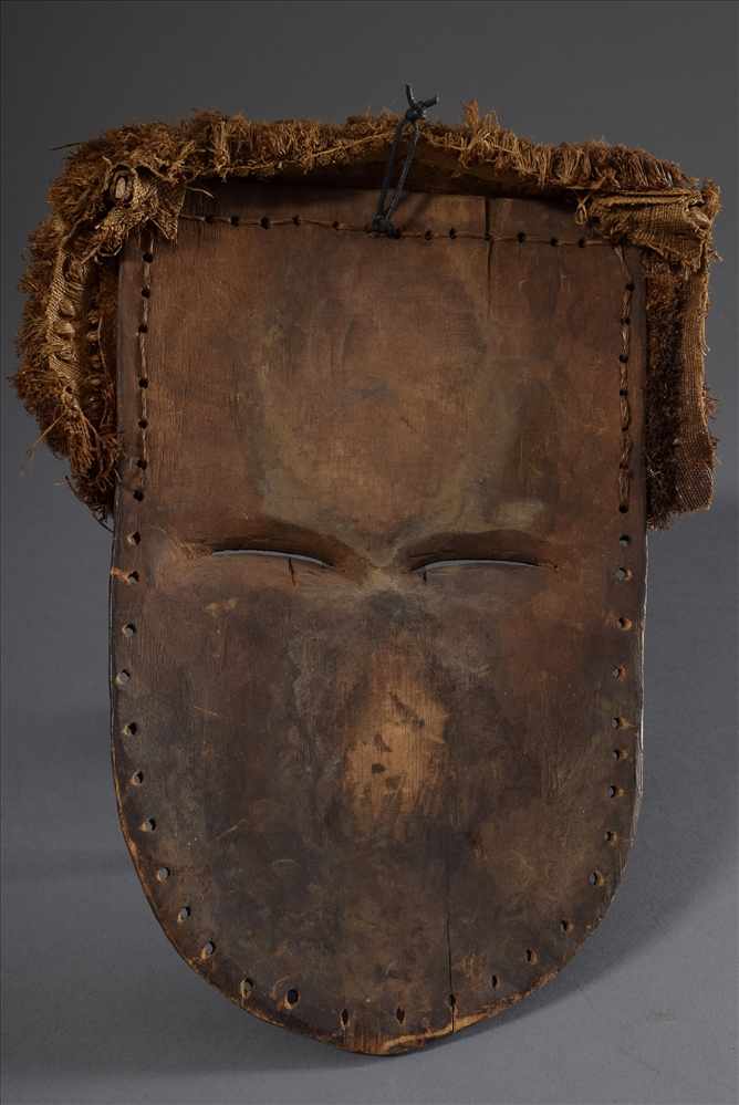 Rot gefasste Holz Brettmaske mit Bastdekoration und ornamentaler Bemalung, 30x22cm, TragespurenRed - Image 3 of 4