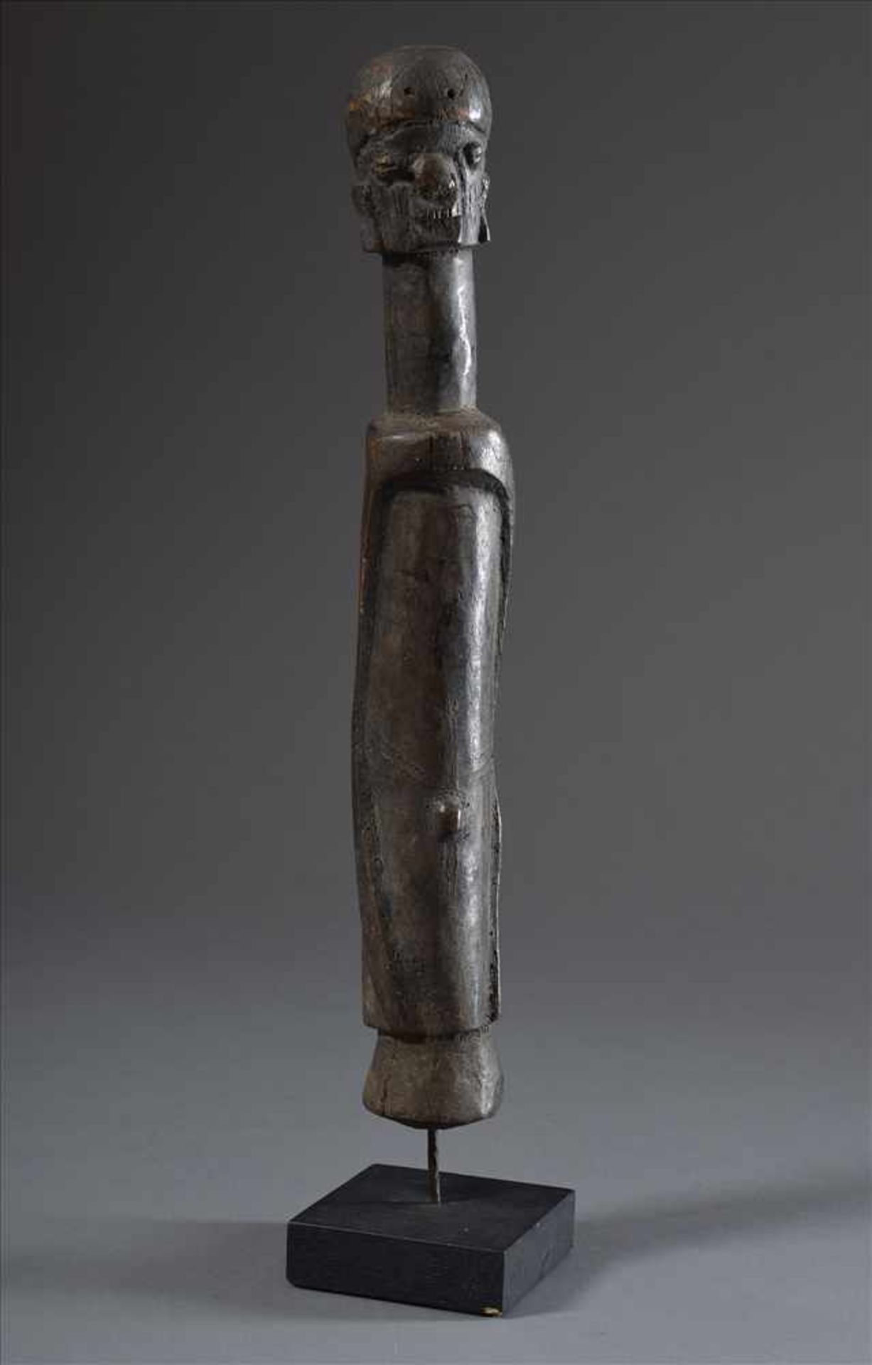 Männliche Figur der Chamba/Nigeria mit angelehnten Armen und betontem Bauchnabel sowie abstraktem