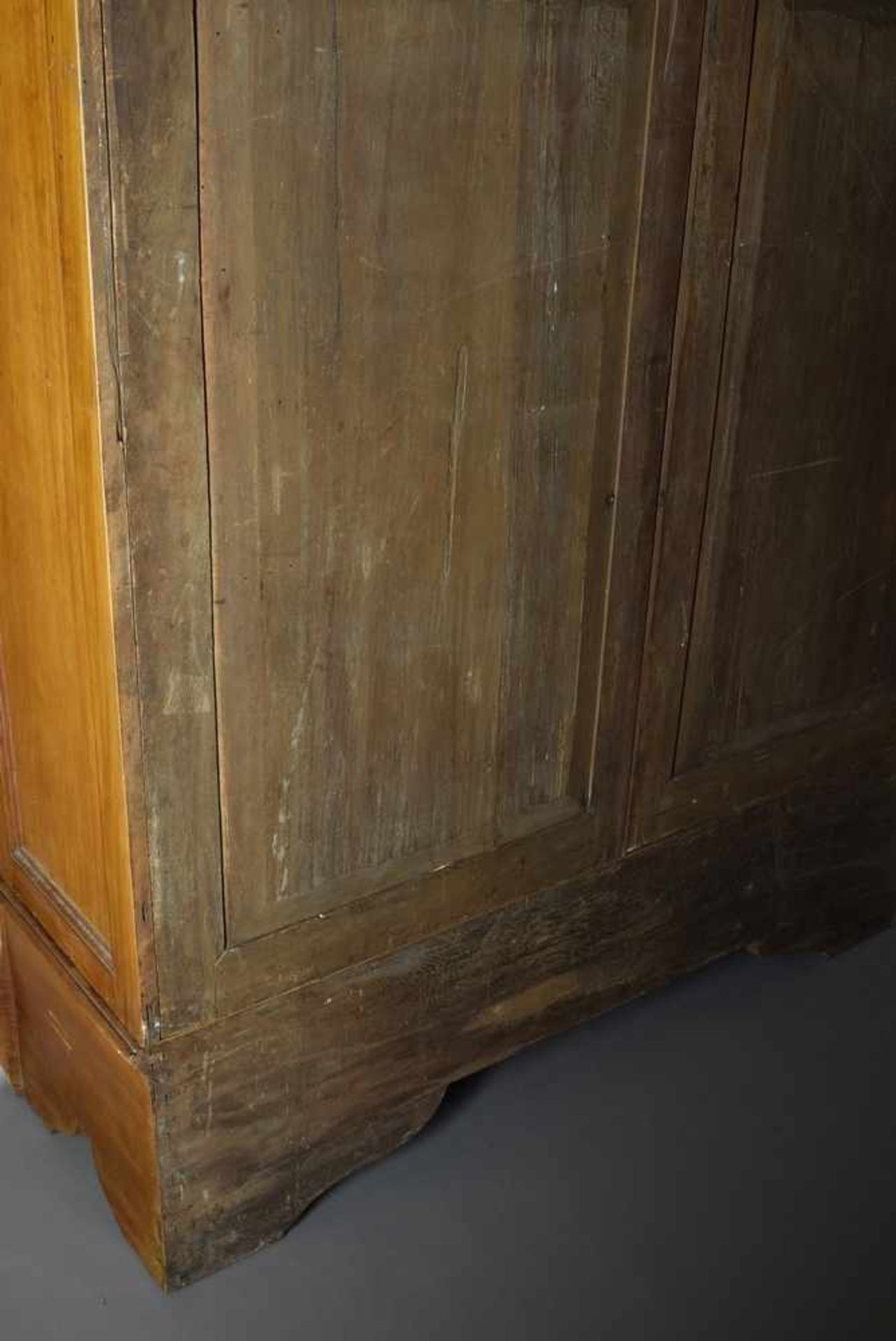 Kleiner norddeutscher Barockschrank mit ornamentiertem Giebel und abgeschrägten Seiten, Nussbaum/ - Image 2 of 8