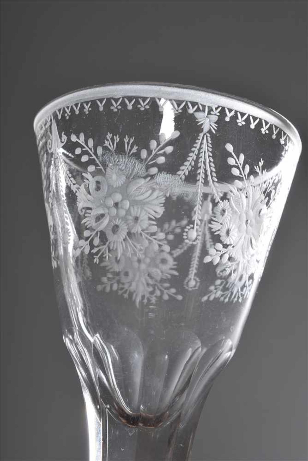 Antikes Glas mit facettiertem Schaft und "Blütengirlanden" Schliff, H. 16cm, Fuß gerissenAntique - Bild 3 aus 3