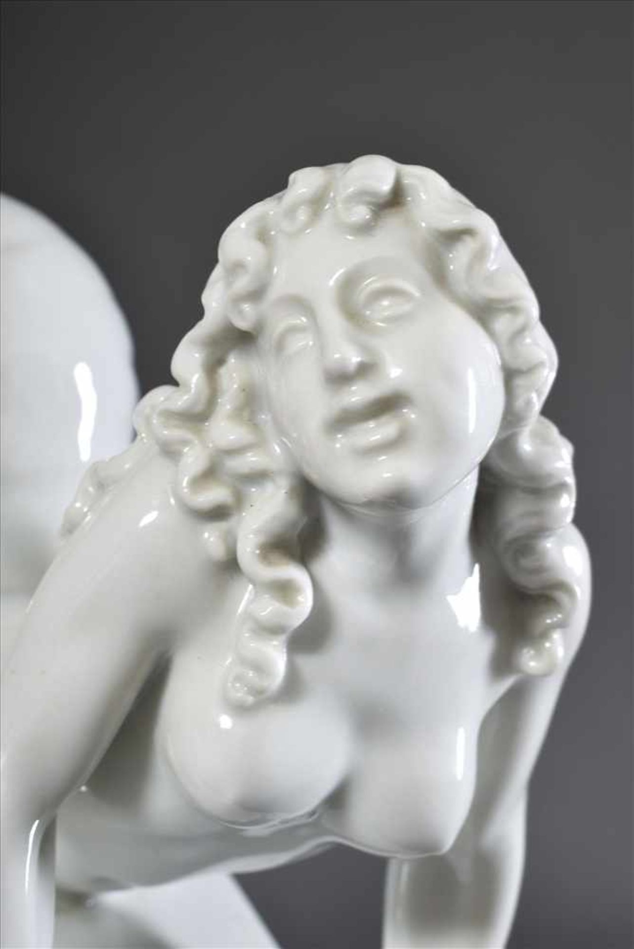 Weiße Ens Porzellan Figur "Liegender weiblicher Akt mit Schneckenhaus", Entwurf: Josef Kopp, H. 12, - Bild 3 aus 4