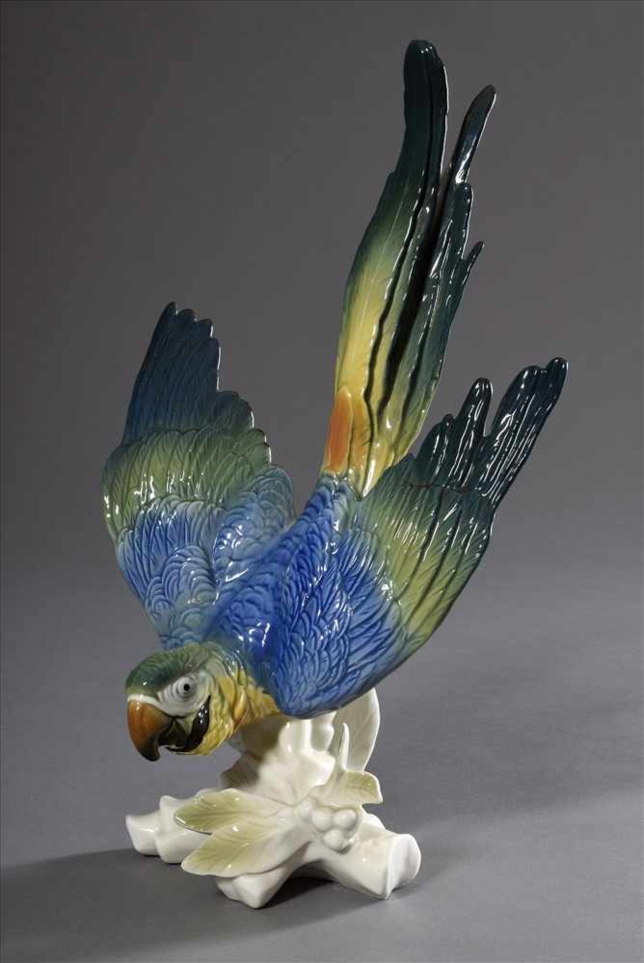 Ens Porzellan "Papagei mit gespreizten Flügeln auf Ast", farbig staffiert, Modellnr. 7118, H.