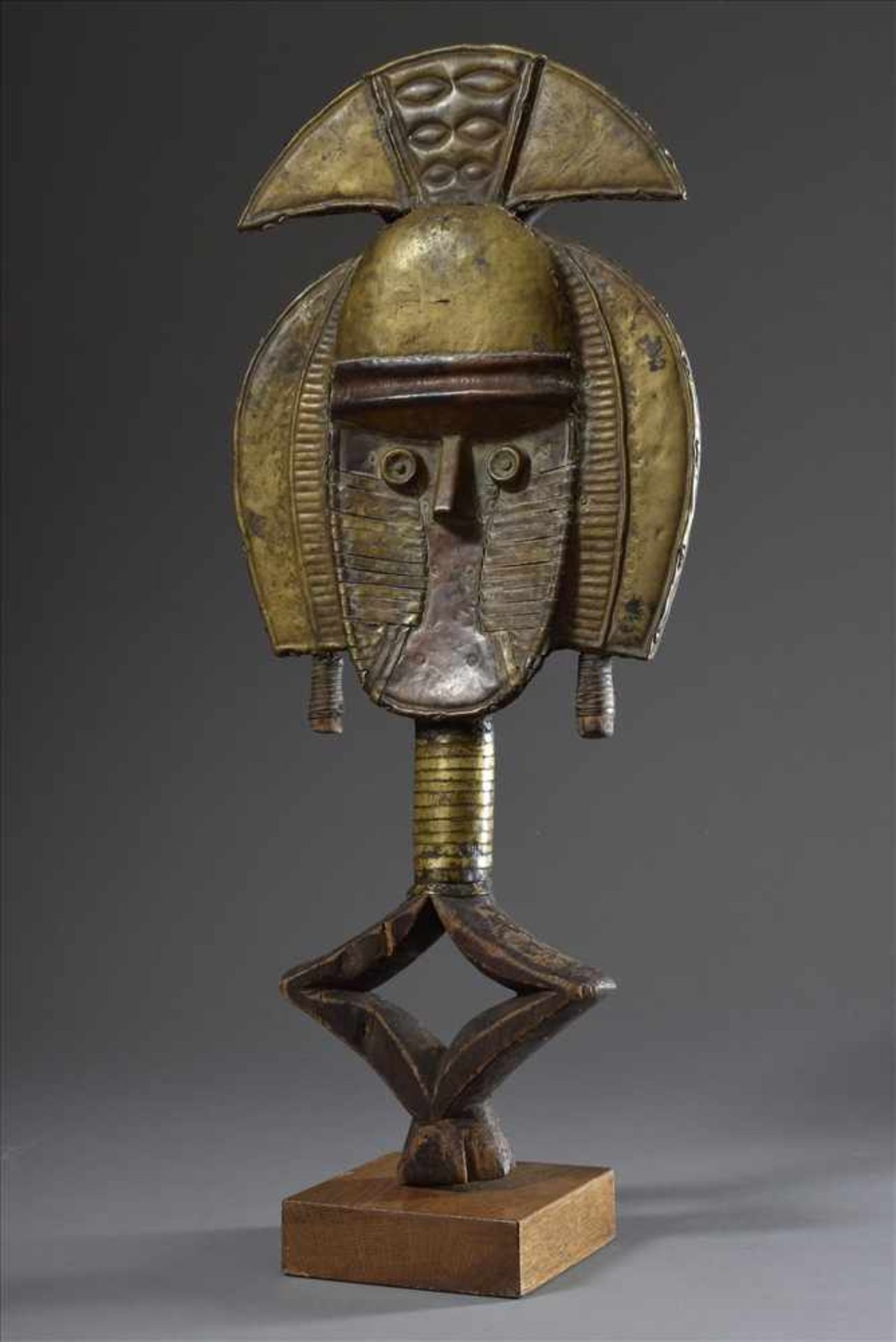 Reliquiar-Wächterfigur "mbulu-ngulu" oder "mwete" der Kota/Gabun, Holz, Kupferblech und Nägel, H. - Image 3 of 5