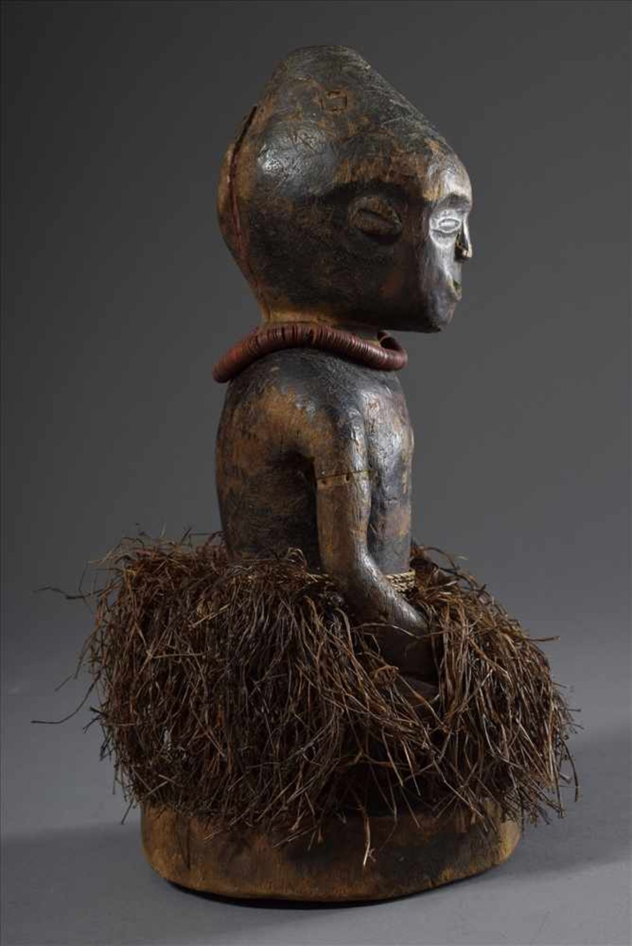 Westafrikanische Ahnenfigur mit Raffiarock und Perlenkette, dunkel gefärbtes Holz, 35x14,5cm, - Image 4 of 4