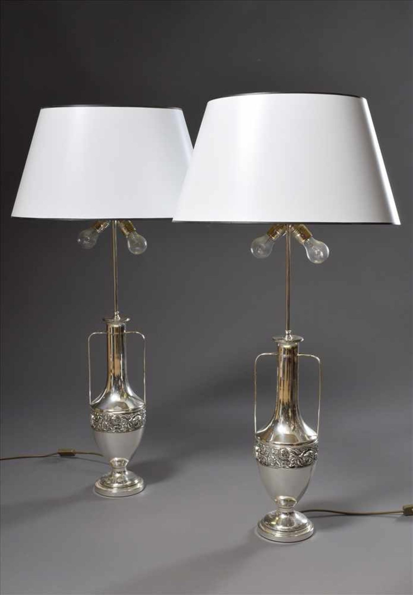 Paar Art Deco Lampen mit versilberten Vasenfüßen "Blumenfries" und hellen Schirmen, H. 86cm,