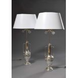 Paar Art Deco Lampen mit versilberten Vasenfüßen "Blumenfries" und hellen Schirmen, H. 86cm,