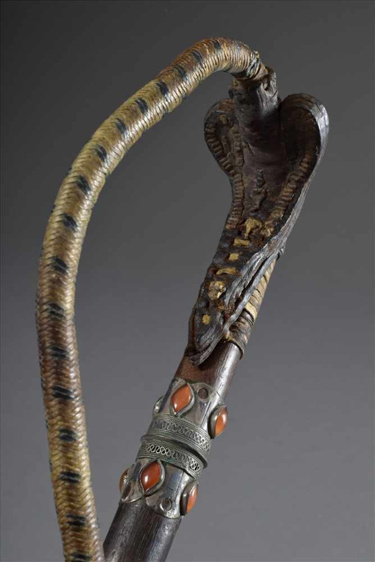 Buzkashi Peitsche mit rundem Holz Griff und umlaufenden Silberbändern sowie Karneolen, Afghanistan - Image 2 of 4