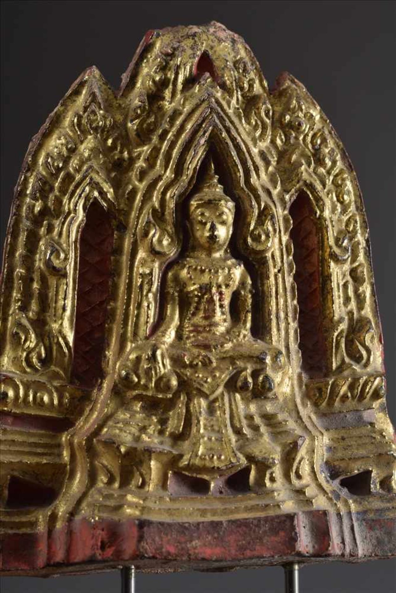 Votiv Tafel mit Buddha Bildnis, Terracotta, rot lackiert/vergoldet, Thailand 17.Jh., 12x9, - Bild 3 aus 3
