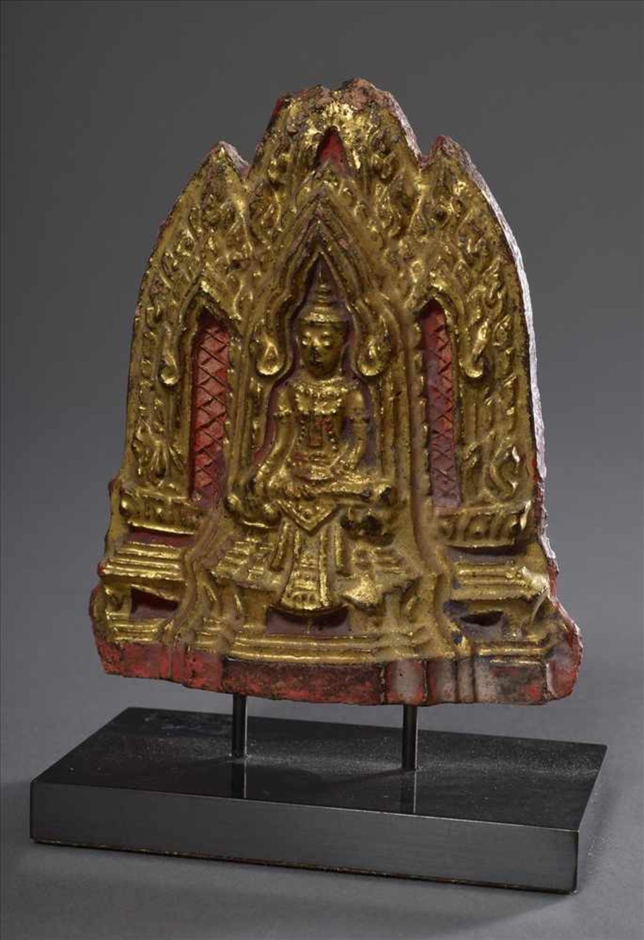 Votiv Tafel mit Buddha Bildnis, Terracotta, rot lackiert/vergoldet, Thailand 17.Jh., 12x9,