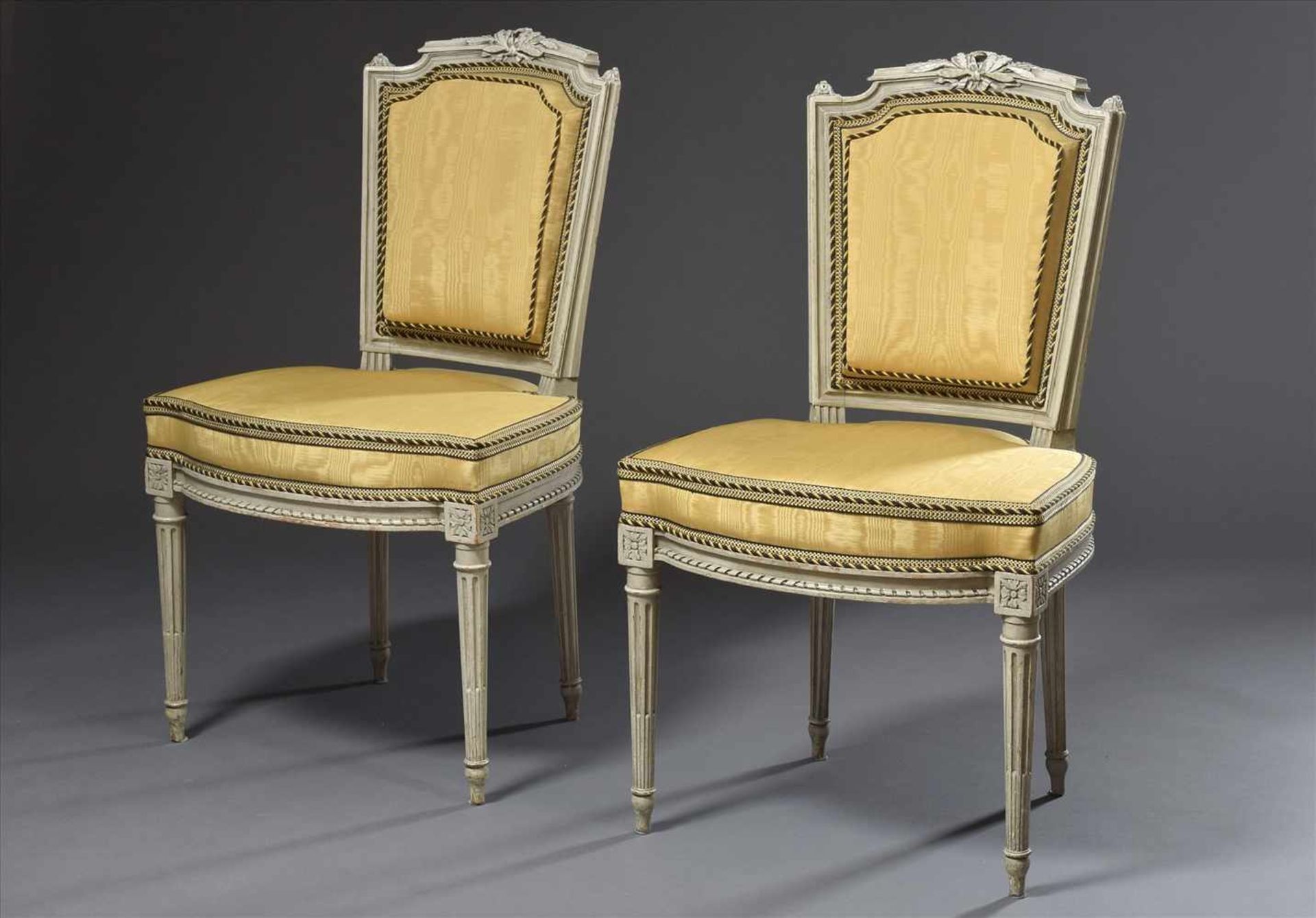 2 Diverse Stühle im Louis XVI Stil, hell gefasst, gelb bezogen, H. 45/86cm, ehemals Villa Karl - Image 3 of 5