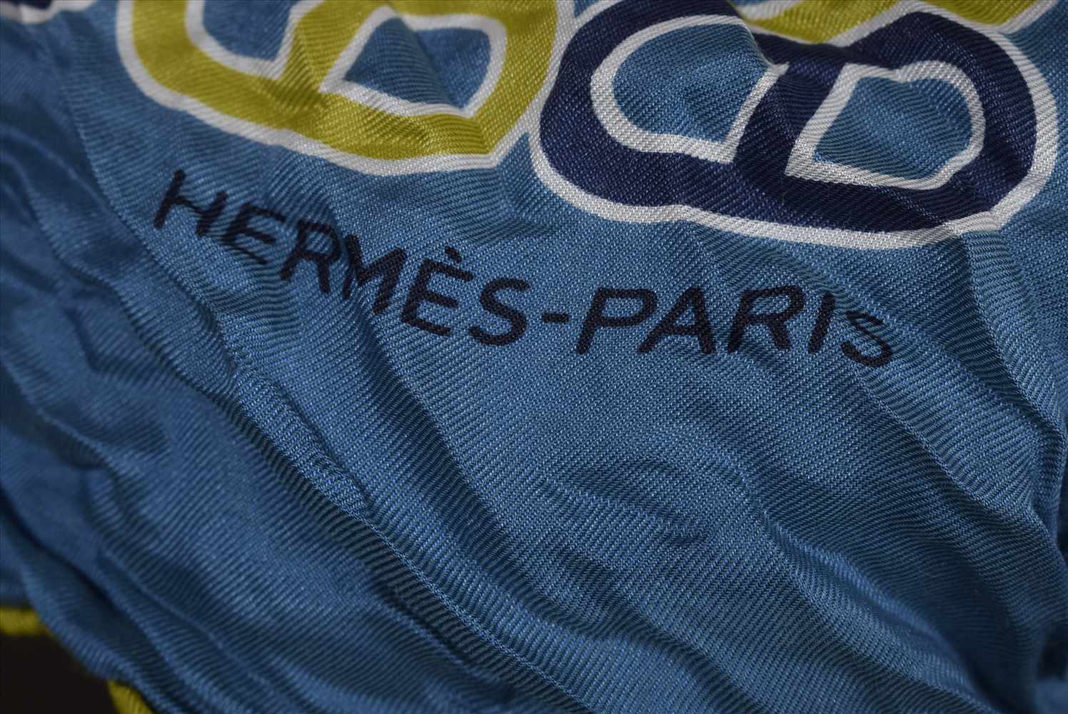 Hermès Seiden Carré in blau/gelb/grau, gekreppt, in Original Karton, ca. 130x135cm, - Image 3 of 3