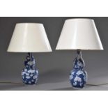 Paar Doppelbaluster Vasen in Zierkürbisform mit Blaumalerei "Kirschblüten" als Lampen montiert,
