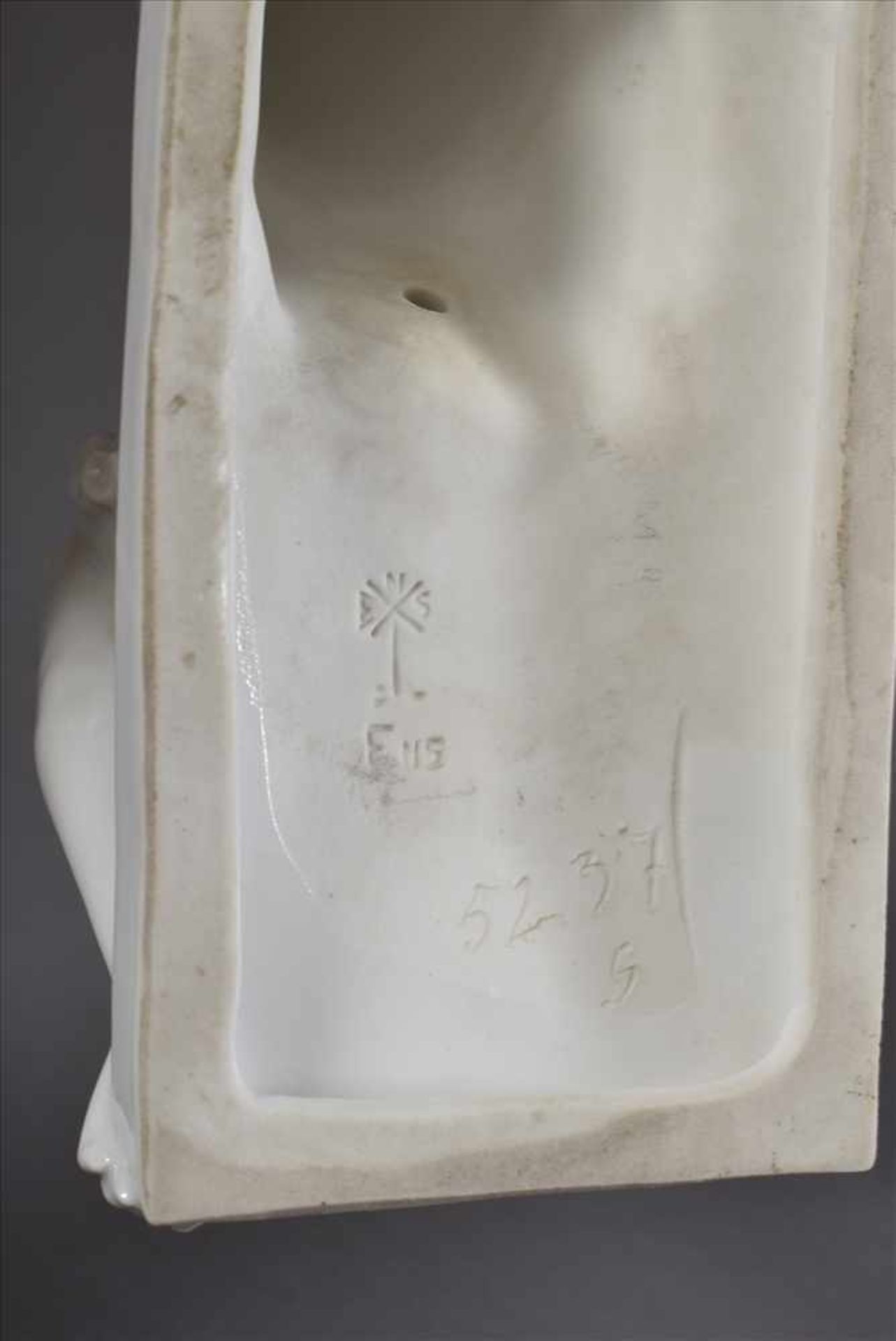 Weiße Ens Porzellan Figur "Liegender weiblicher Akt mit Schneckenhaus", Entwurf: Josef Kopp, H. 12, - Bild 4 aus 4
