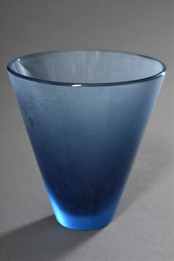 Kleines blaues Hermès Glas mit satinierter Wandung, verso Ätzsignatur, H. 8,5cmSmall blue Hermès