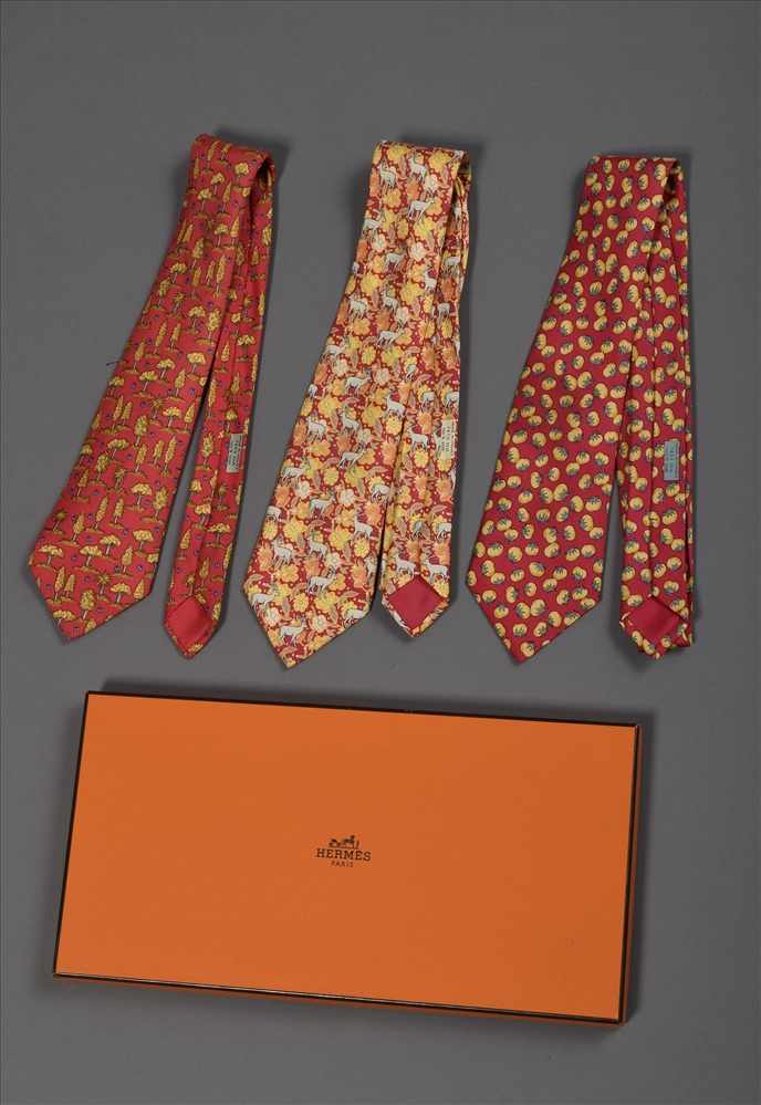 3 Diverse Hermès Krawatten in Rottönen "Antilopen", "Bäume" und "Tomaten", Seide, L. 142cm3