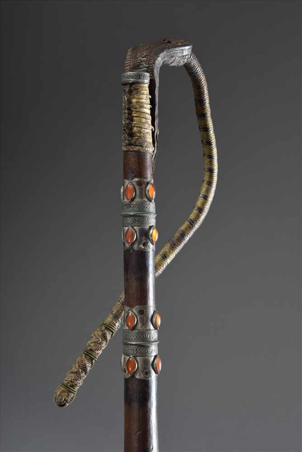 Buzkashi Peitsche mit rundem Holz Griff und umlaufenden Silberbändern sowie Karneolen, Afghanistan