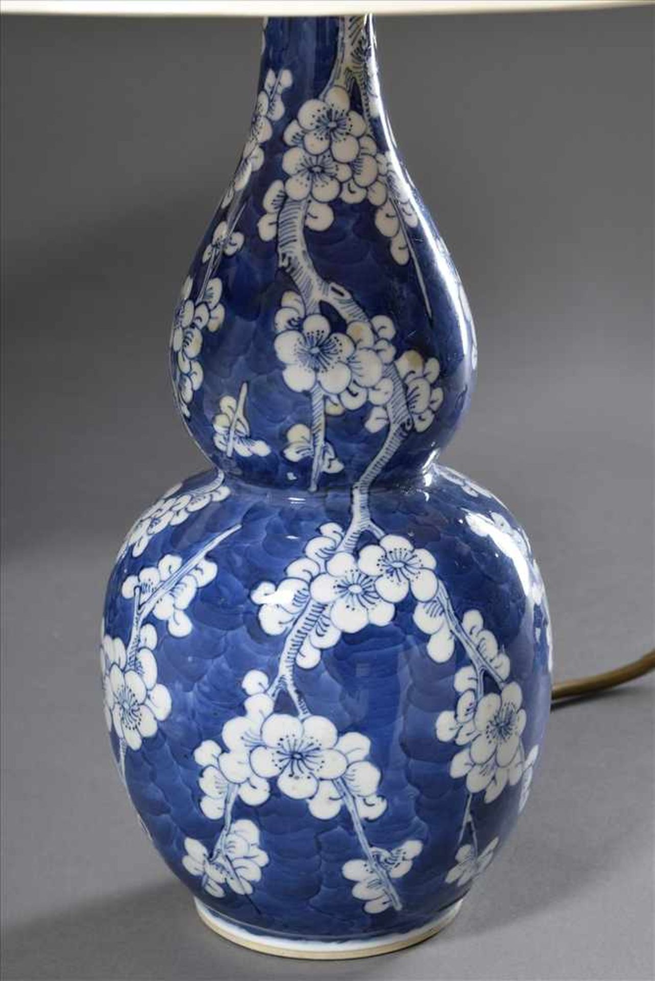 Paar Doppelbaluster Vasen in Zierkürbisform mit Blaumalerei "Kirschblüten" als Lampen montiert, - Bild 3 aus 4