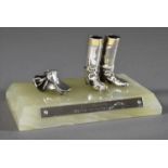 Silber Stiffthalter "Reitstiefel und Sattel" auf Onyxsockel, graviert, Juwelier Friedrich, 6x11,