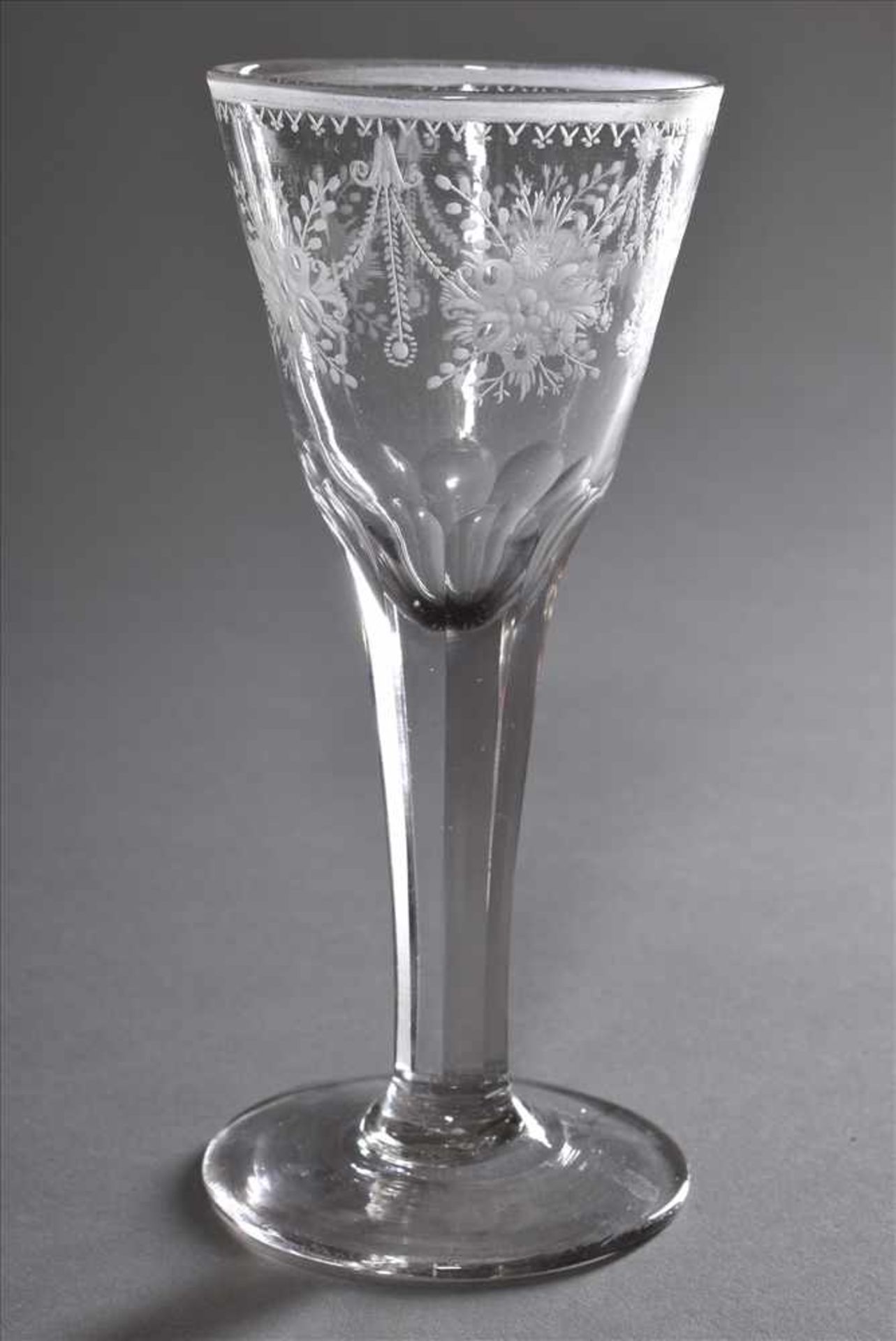 Antikes Glas mit facettiertem Schaft und "Blütengirlanden" Schliff, H. 16cm, Fuß gerissenAntique - Bild 2 aus 3