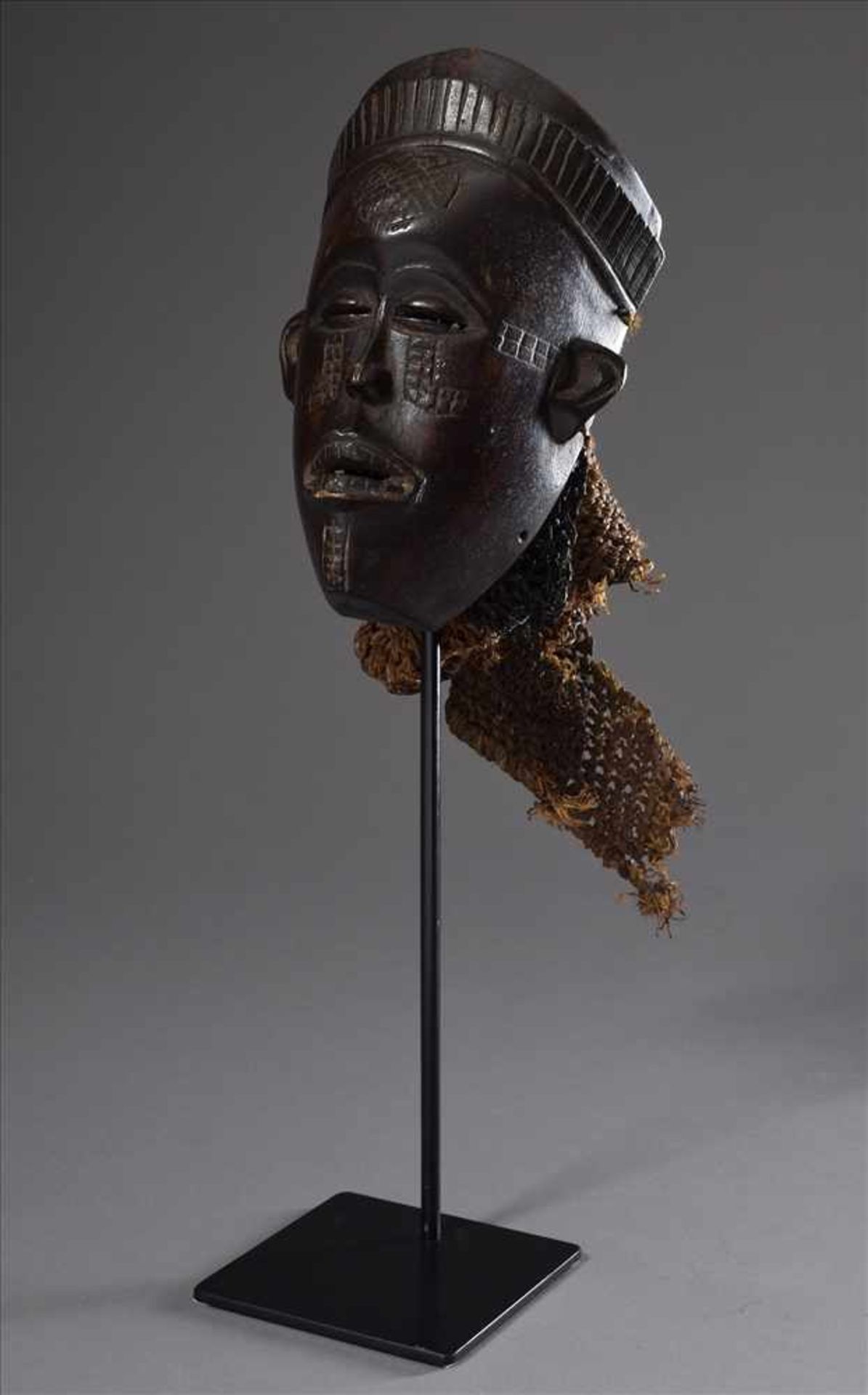 Aufsatz-/Tanzmaske der Chokwe mit ritueller blanker Patina, Holz, dunkel gefärbt, D.R. Kongo/Angola, - Image 3 of 3