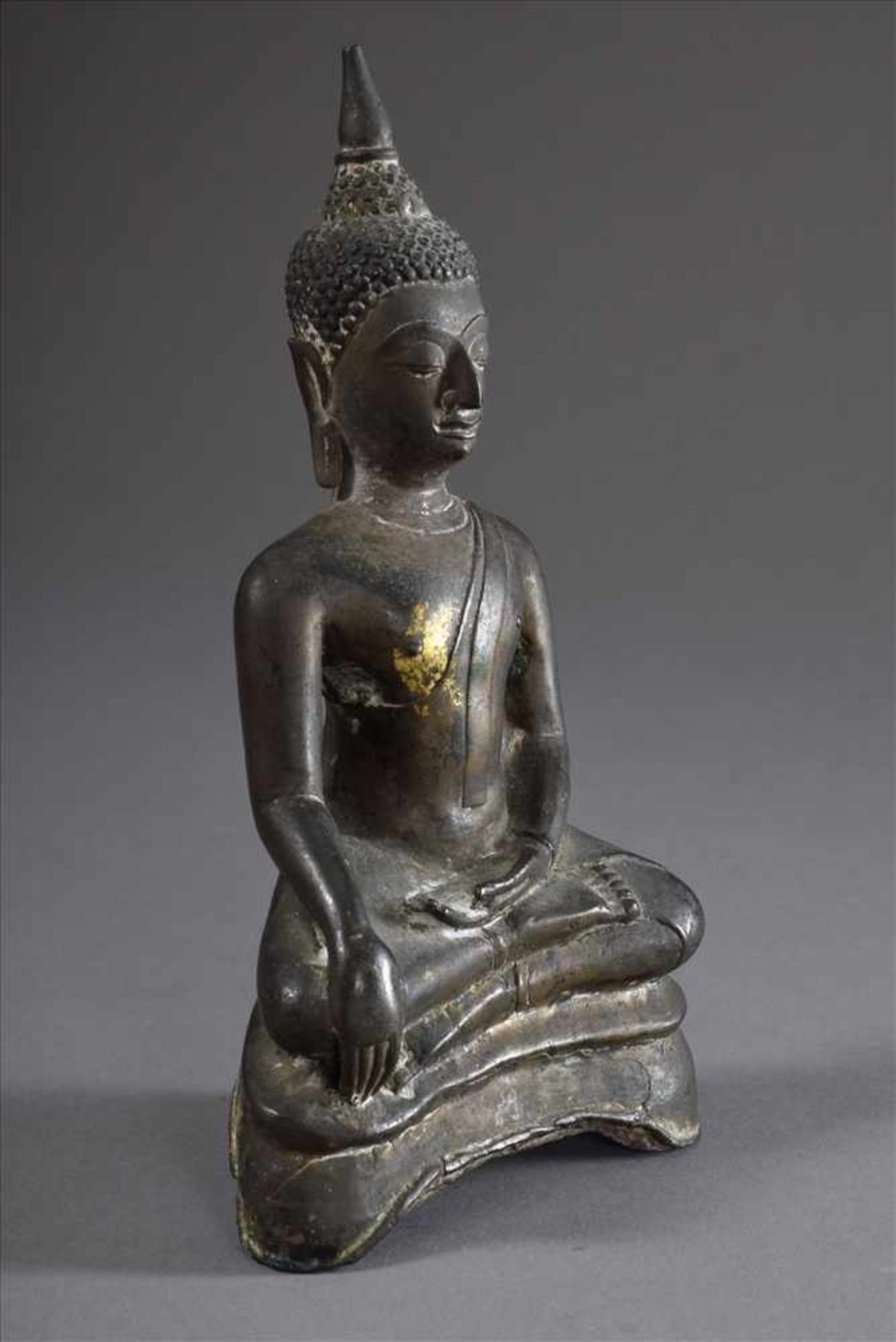 Sitzender Buddha in Virasana Sitz, rechte Hand in Bhumisparshamudra Geste und mit Usnisha, - Bild 5 aus 5