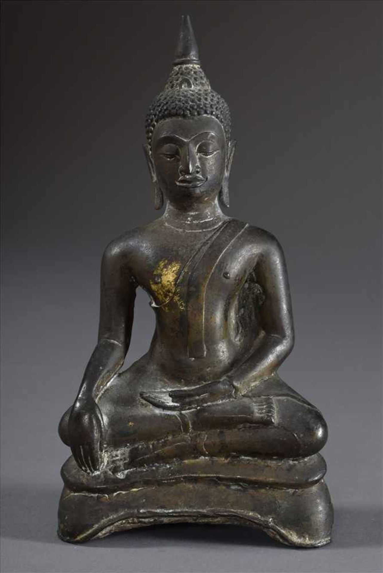 Sitzender Buddha in Virasana Sitz, rechte Hand in Bhumisparshamudra Geste und mit Usnisha,