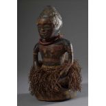 Westafrikanische Ahnenfigur mit Raffiarock und Perlenkette, dunkel gefärbtes Holz, 35x14,5cm,