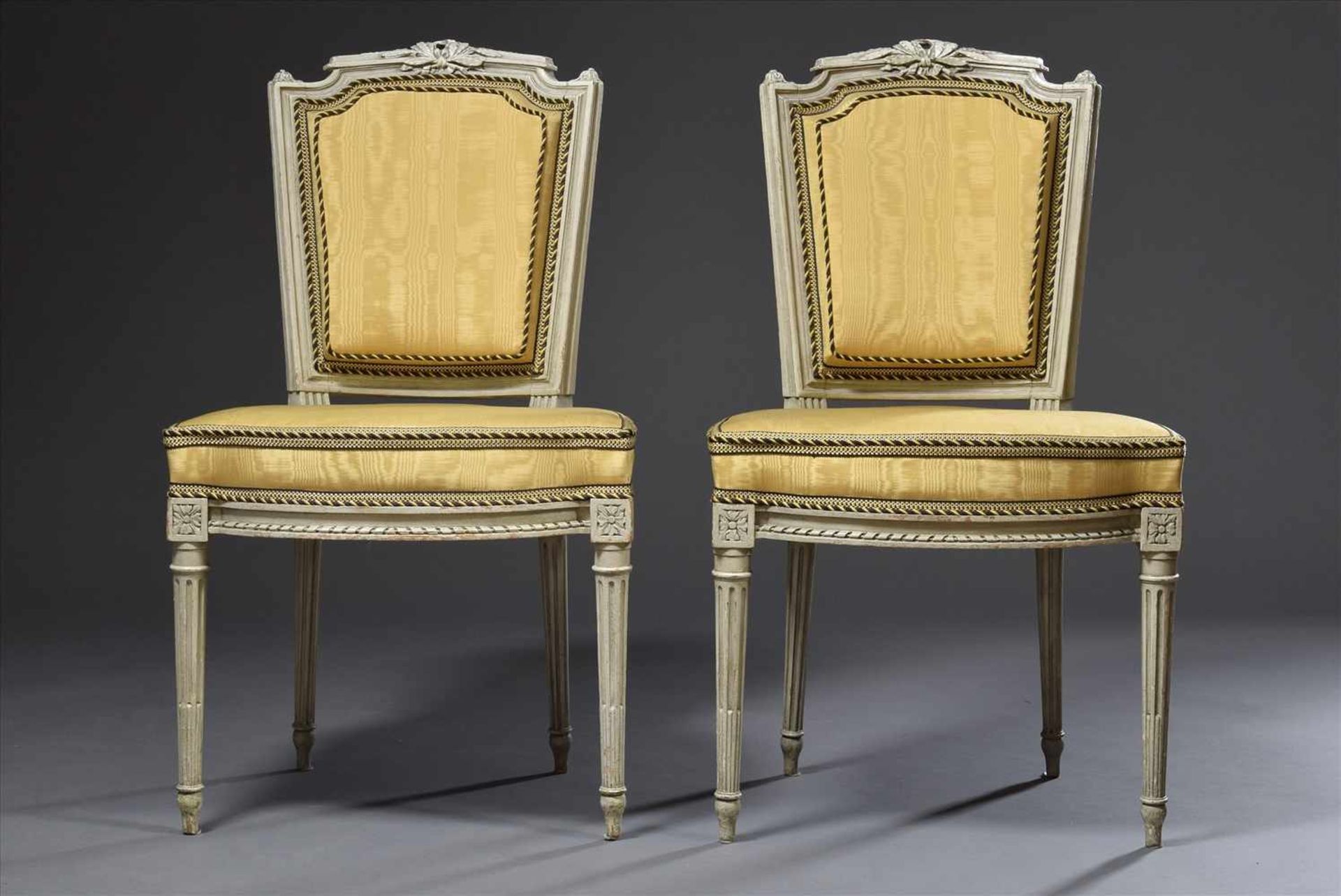 2 Diverse Stühle im Louis XVI Stil, hell gefasst, gelb bezogen, H. 45/86cm, ehemals Villa Karl