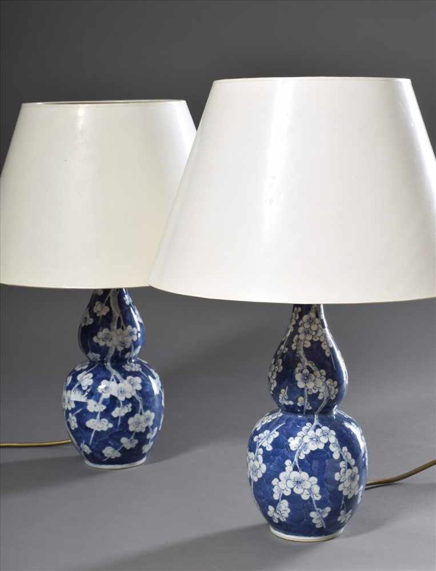 Paar Doppelbaluster Vasen in Zierkürbisform mit Blaumalerei "Kirschblüten" als Lampen montiert, - Bild 2 aus 4