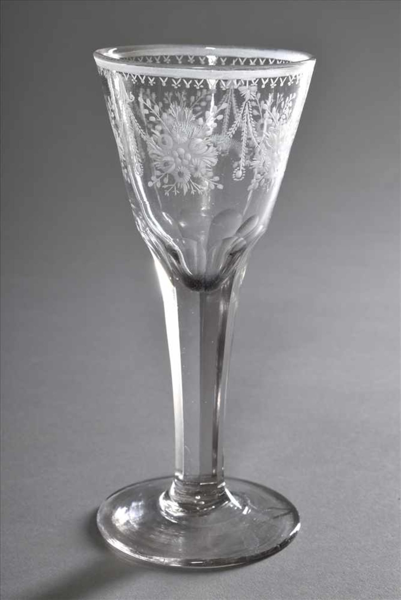 Antikes Glas mit facettiertem Schaft und "Blütengirlanden" Schliff, H. 16cm, Fuß gerissenAntique