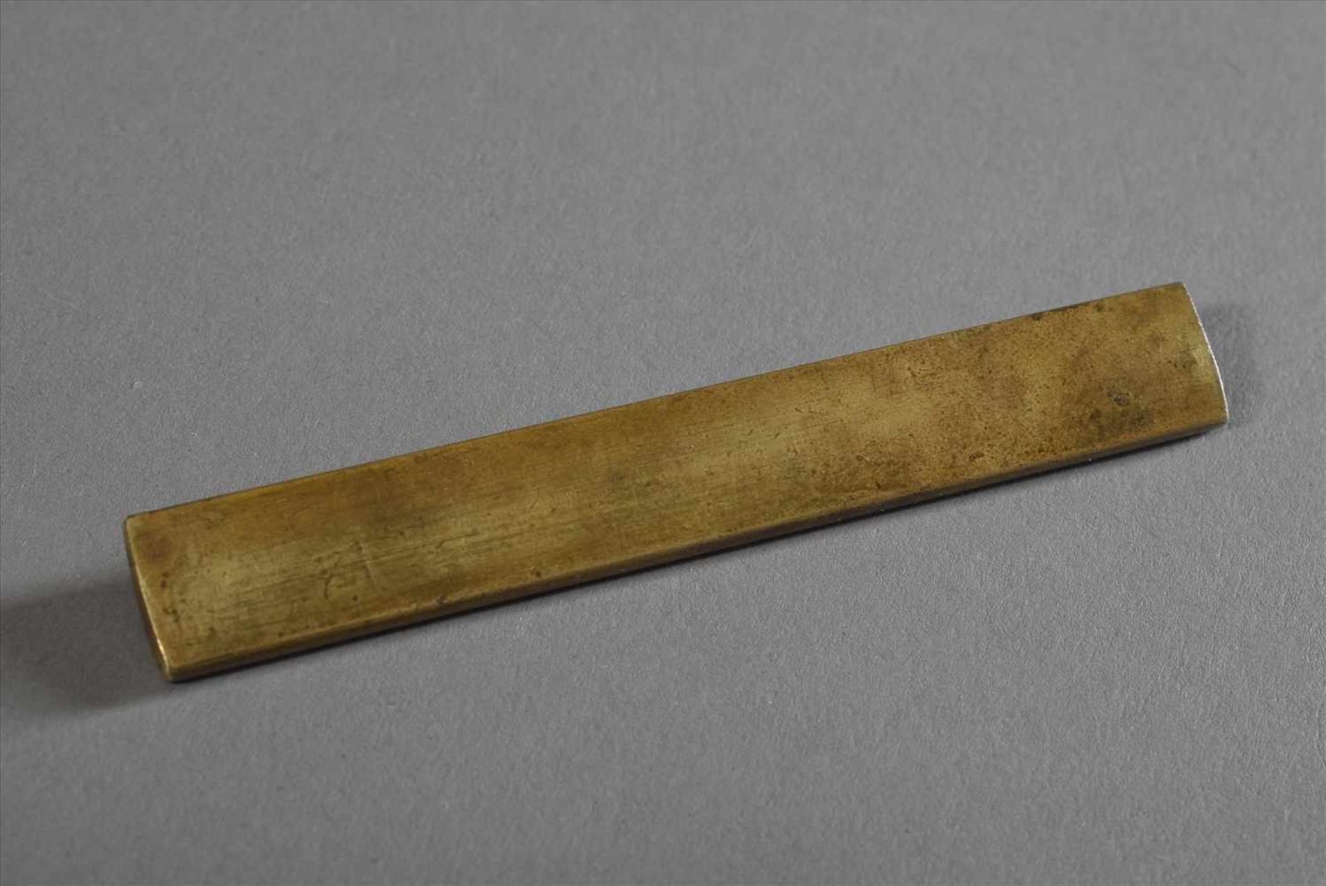 Japanische "Kozuka" Beimesser Griff "Pferd" mit Schriftzeichen, Bronze mit Silber Tauschierung, L. - Bild 3 aus 4