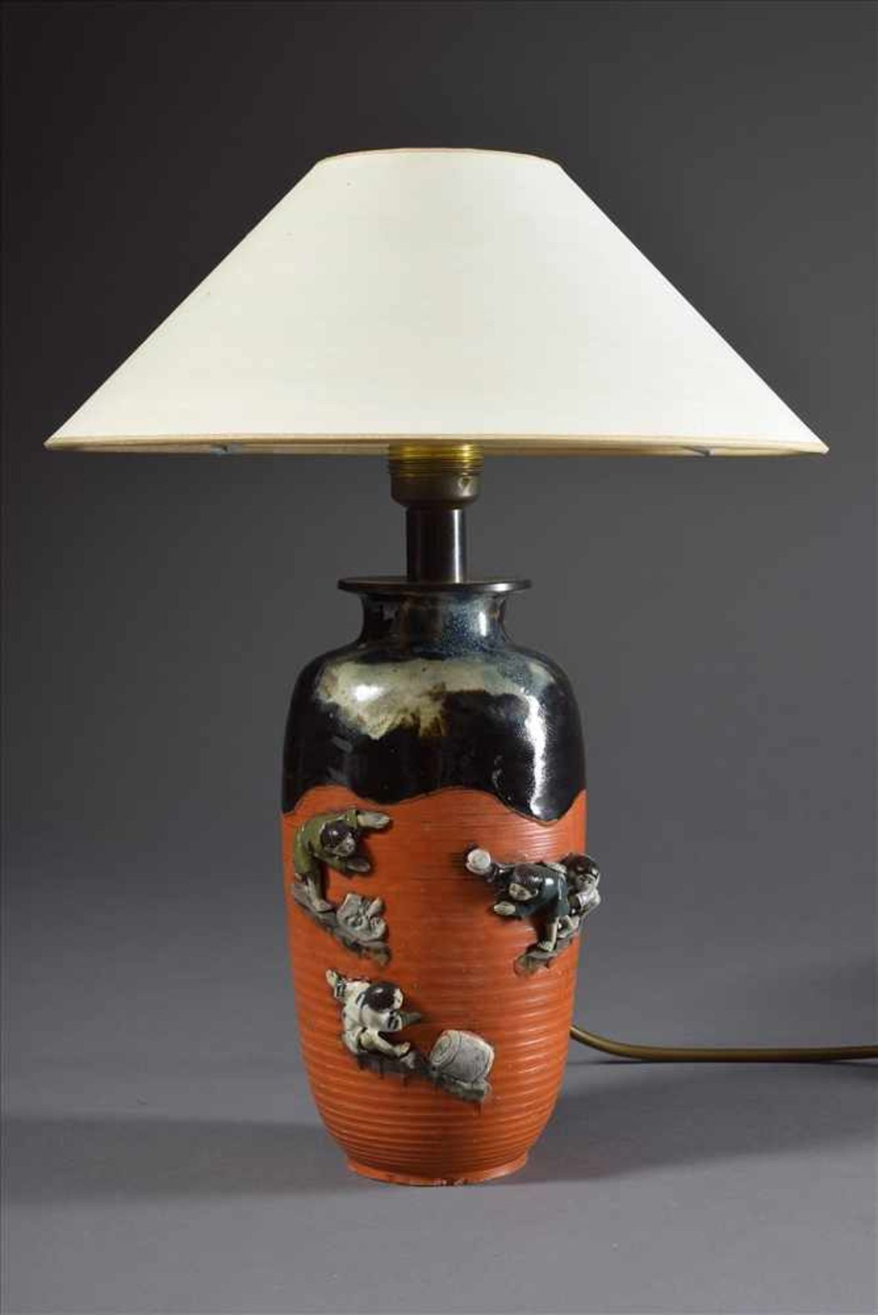 Chinesische Keramik Vase mit plastischem figürlichem Dekor auf orangefarbenem Grund und dunkelblauer