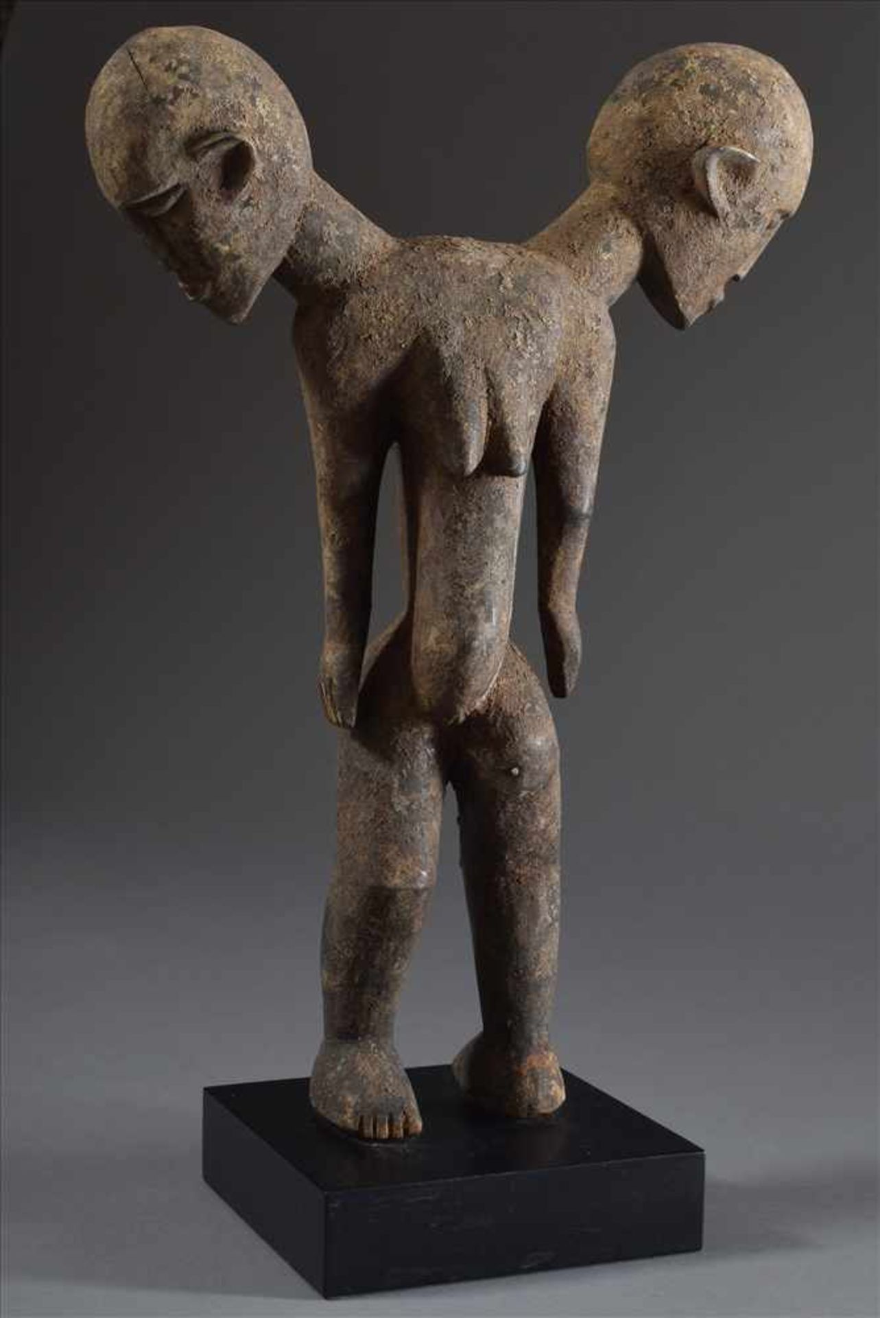 Abstrakte Doppelfigur der Lobi/Burkina Faso mit je einer männlichen und weiblichen Körperhälfte,