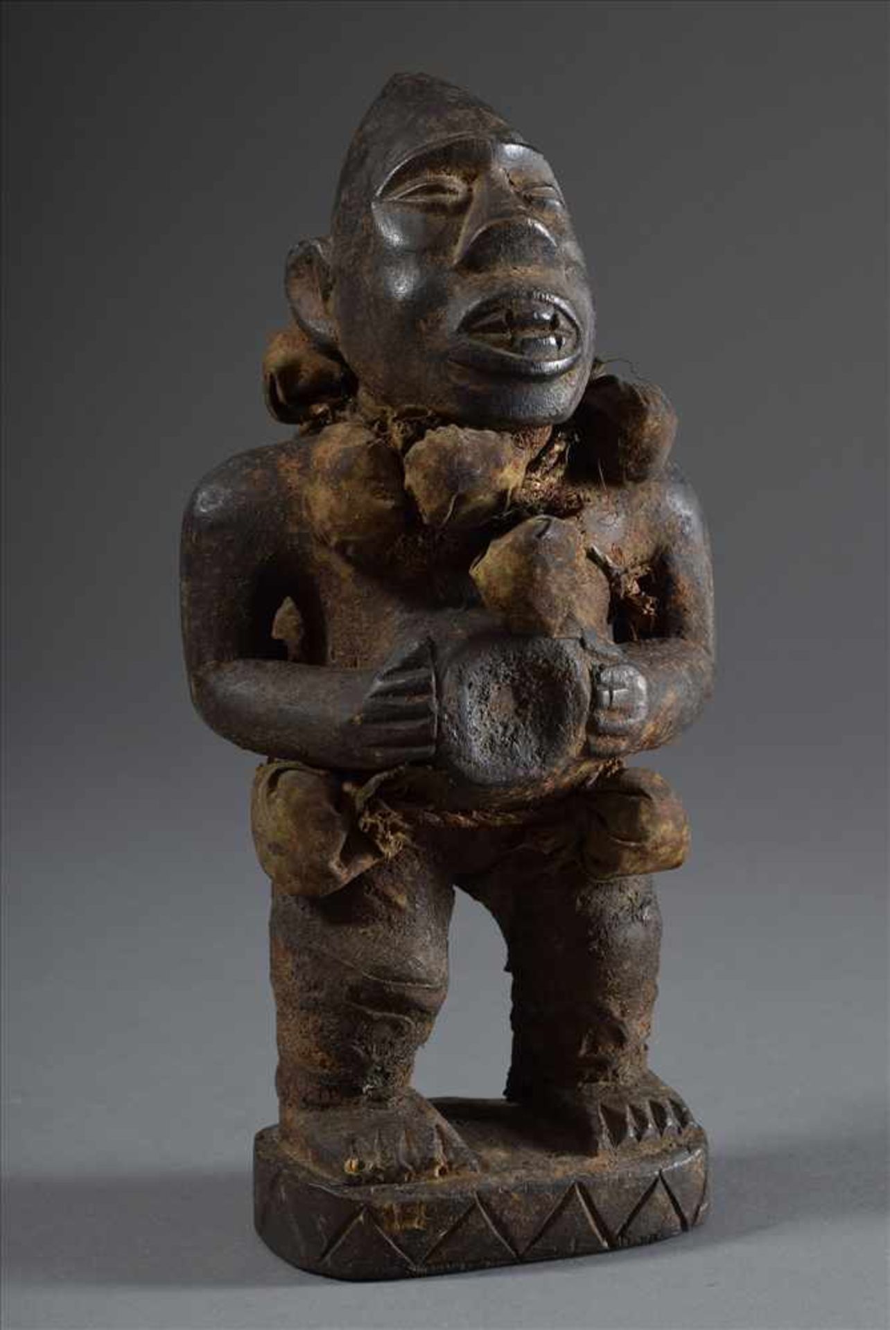 Westafrikanische Fetischfigur mit Reliquiarsäckchen, dunkel gefärbtes Holt, H. 27,5cm, Ø 10cmWest - Image 2 of 6