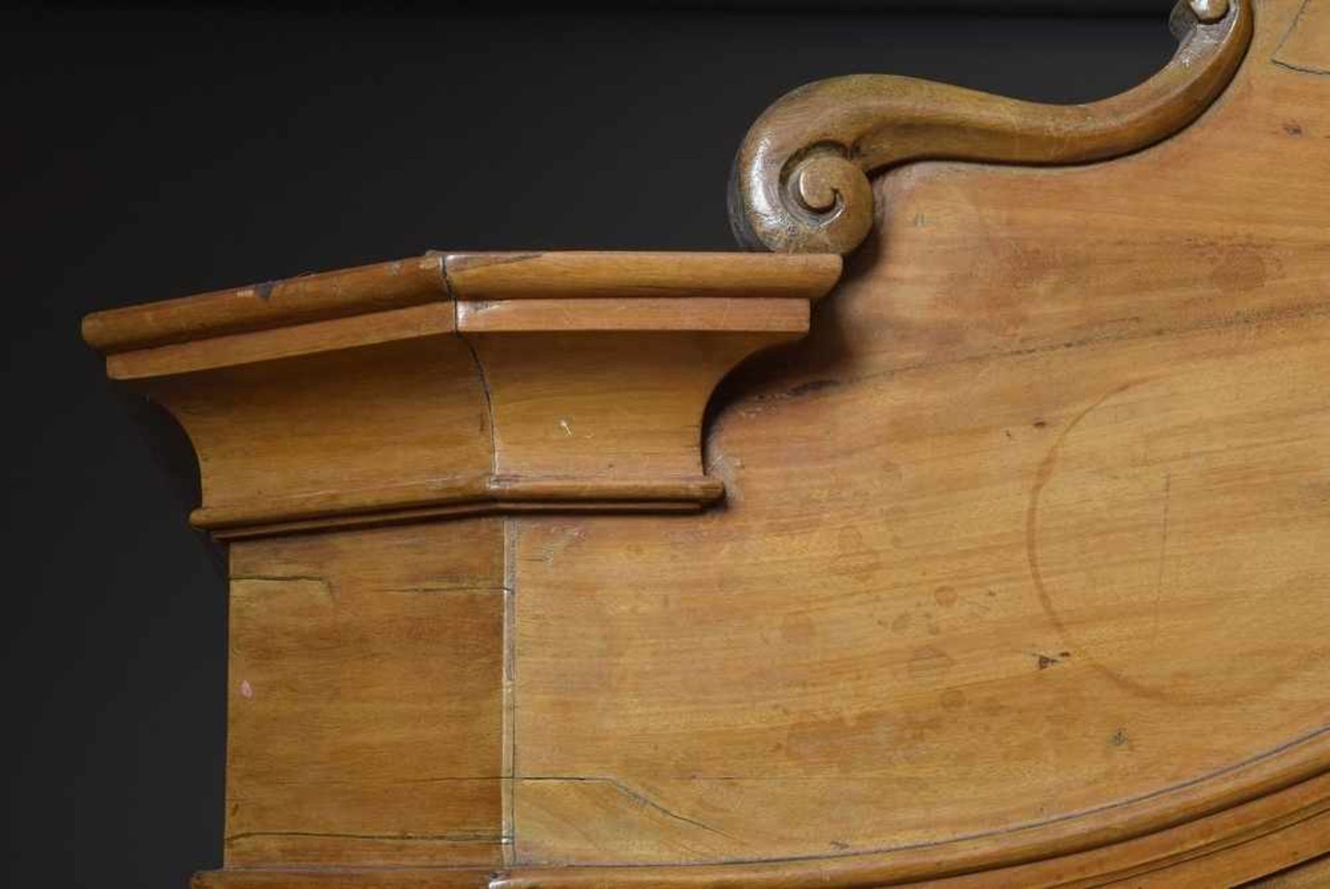 Kleiner norddeutscher Barockschrank mit ornamentiertem Giebel und abgeschrägten Seiten, Nussbaum/ - Image 5 of 8