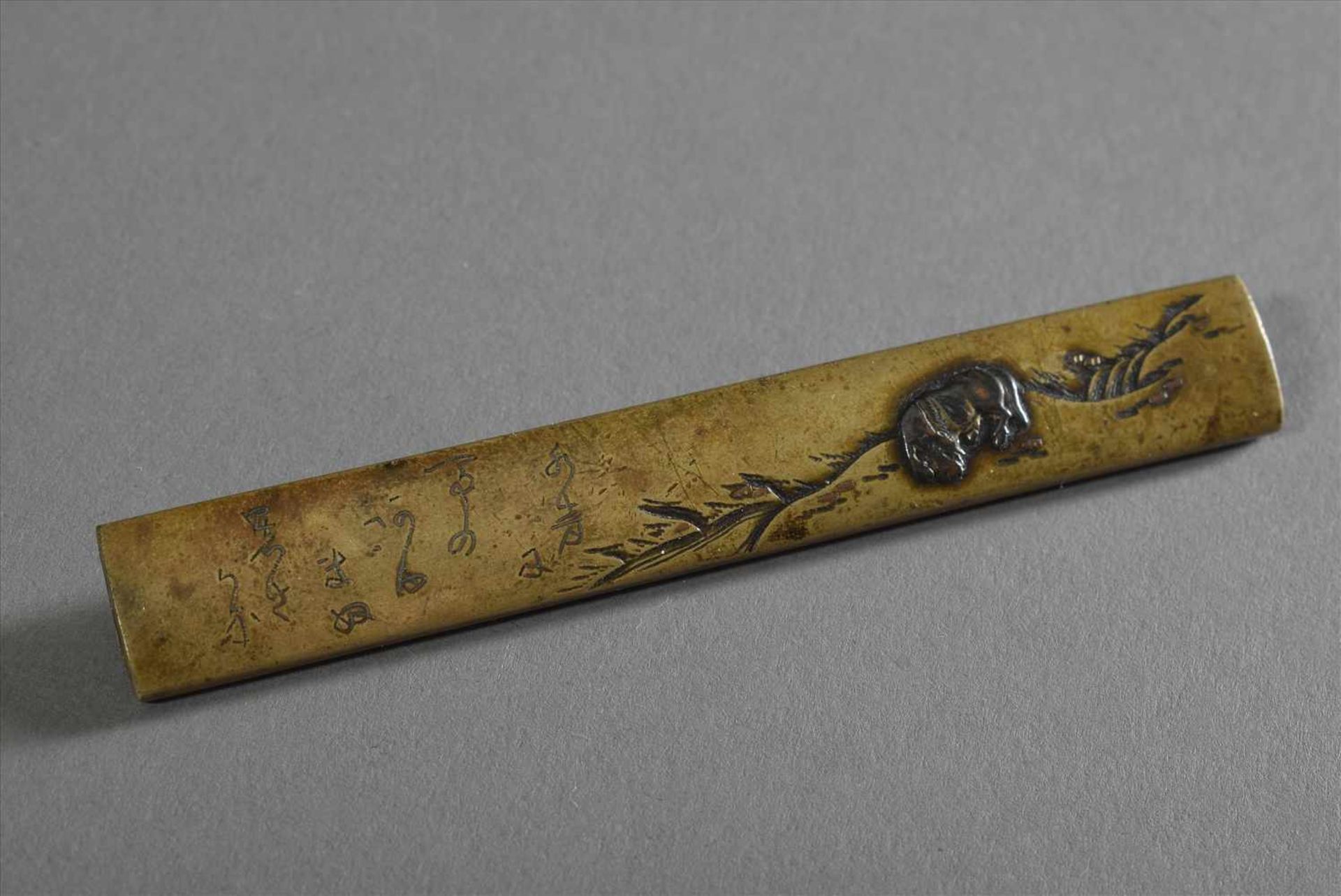 Japanische "Kozuka" Beimesser Griff "Pferd" mit Schriftzeichen, Bronze mit Silber Tauschierung, L.