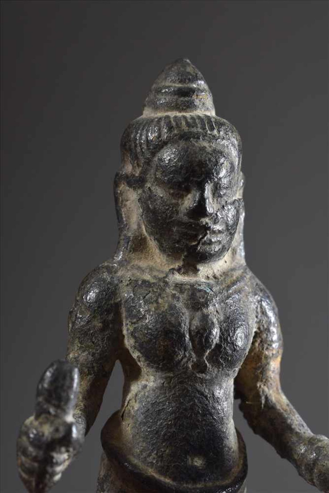 Khmer Prajnaparamita Göttin der Weisheit mit je einer Lotus Birne in den Händen, Bronze, - Bild 3 aus 5