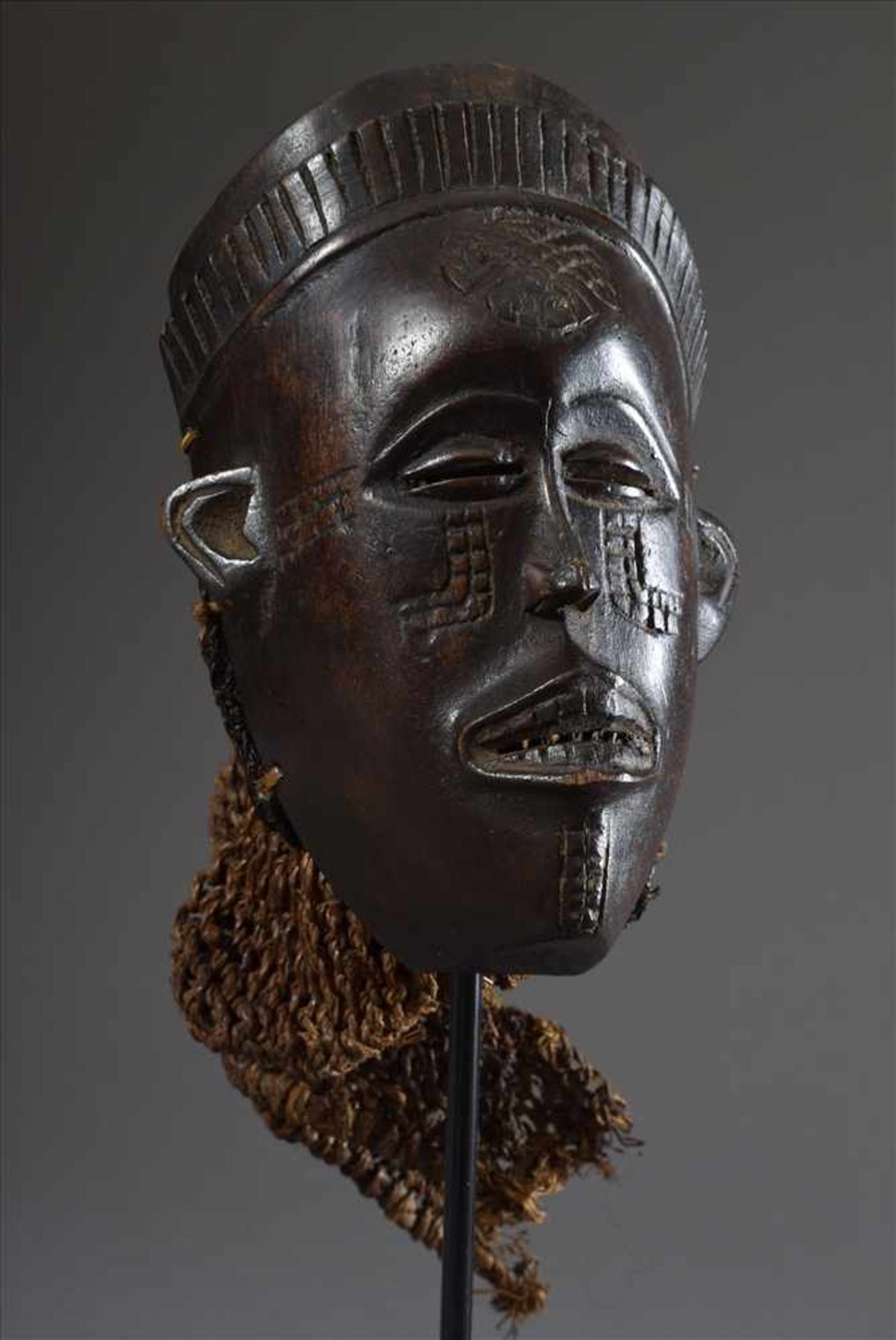Aufsatz-/Tanzmaske der Chokwe mit ritueller blanker Patina, Holz, dunkel gefärbt, D.R. Kongo/Angola,