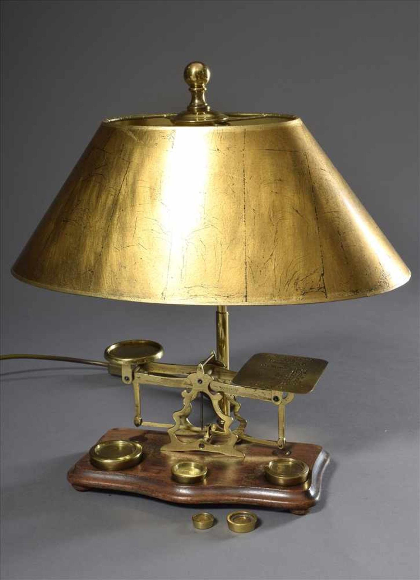 Englische Messing Briefwaage als Lampe montiert, mit Gewichten, H. 43cmEnglish brass letter scale