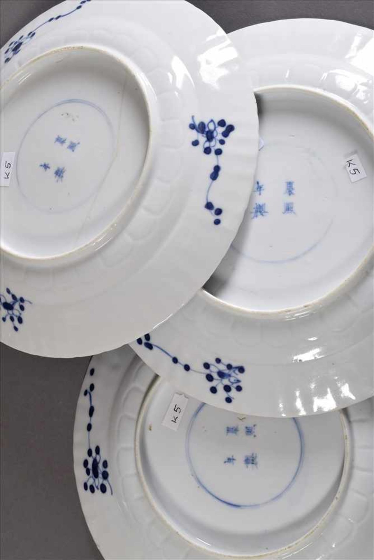 3 Diverse Teller mit Blaumalerei "Fischblasen und Fische", Kangxi, 18.Jh, Ø 20,5cm, 2x defekt/z.T. - Bild 3 aus 5