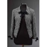 CHANEL Bouclé Jacke in schwarz/weiß/grau mit 2 aufgesetzten Taschen und schwarzen Strickschleifen am