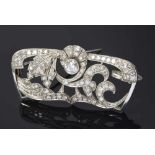 Platin Art Deco Nadel im extravaganten floralem Design mit Brillant und Achtkantiamanten (zus. ca.