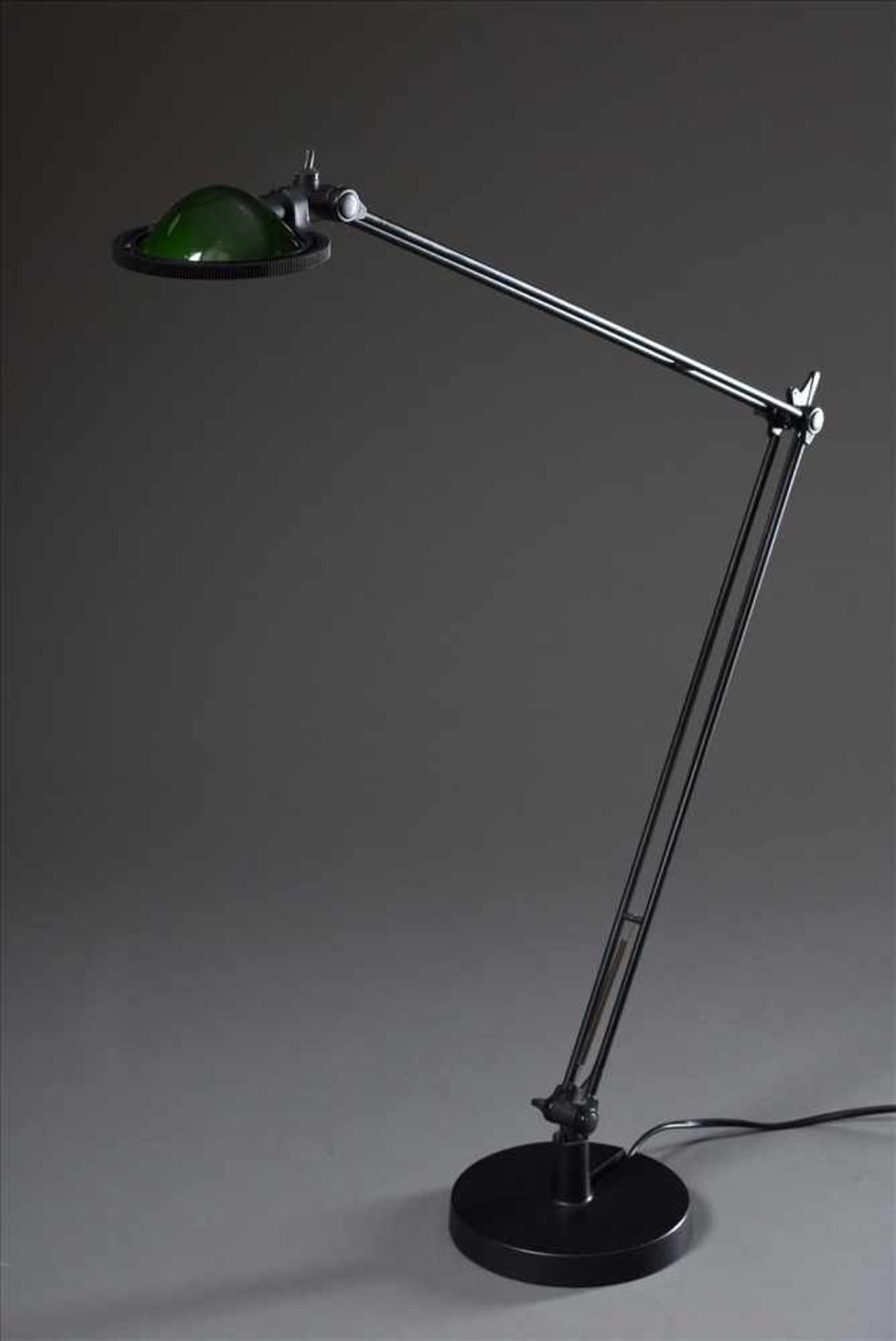 Schreibtischlampe "Berenice Tavolo Grande" von Luceplan mit grünem Reflektor, Armlänge 45+45cm,