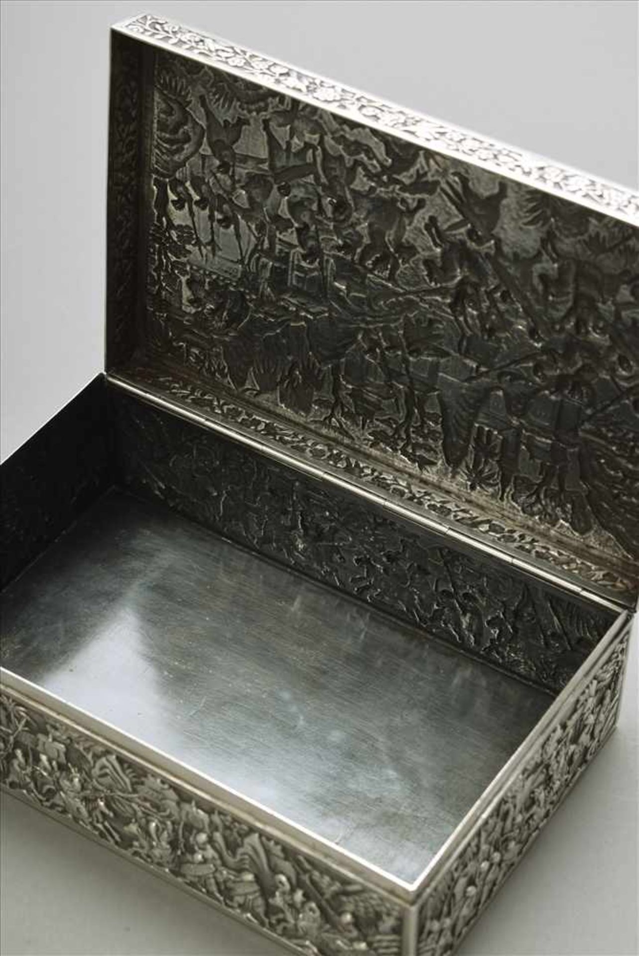 Großer rechteckiger Kasten mit detailreicher reliefierter Darstellung "Schlachtenszenen", Boden - Bild 2 aus 6