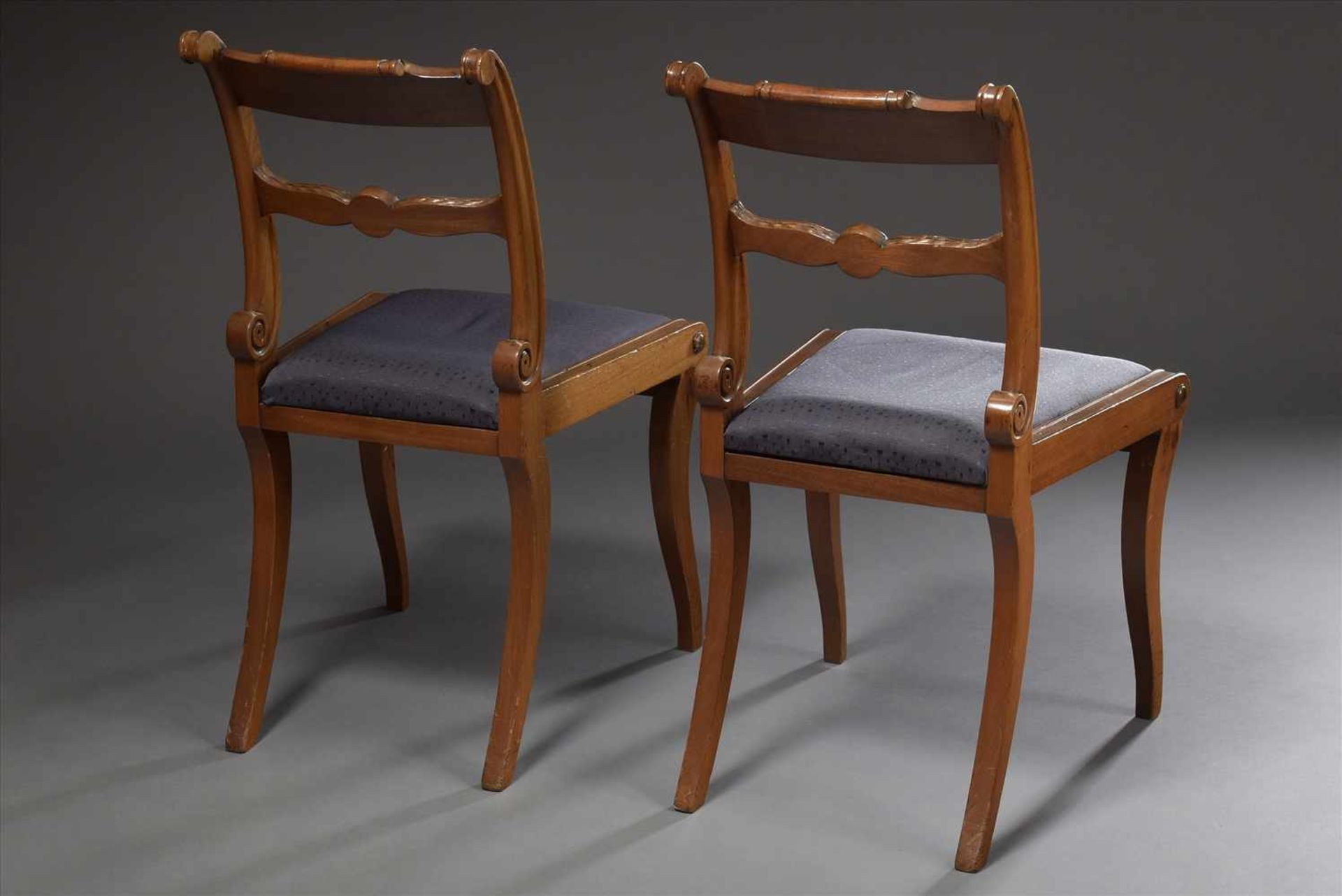 Paar Mahagoni Sheraton Stühle mit fein beschnitztem Rückenbrett und dunklem Bezug, H. 45/87cm, - Image 3 of 3